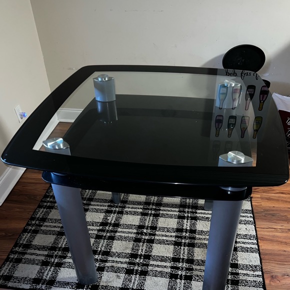 Ultra-modern styling is executed flawlessly in the
design of this Pub Table. - Picture 2 of 5